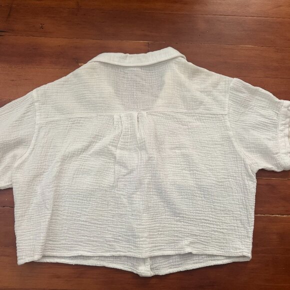 Cropped White Buttonup Blouse - Picture 2 of 5